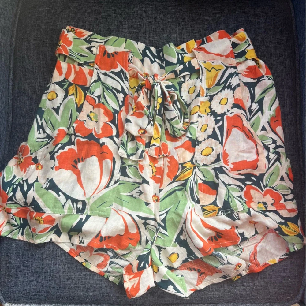 Bila-77 Floral Women's Shorts Floral. Size Medium. Tie detail.
